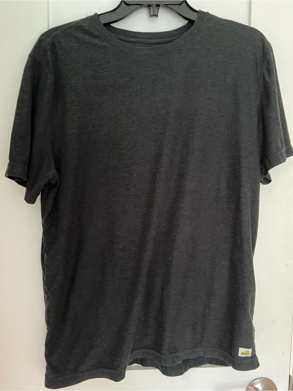 51. Men’s Size Large VUORI Charcoal Grey Dreamknit Tee *no size tag